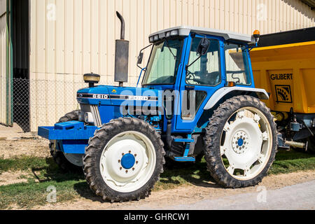 Ford 6610 tracteur agricole et remorque à grain - France. Banque D'Images