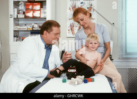 DR. SOMMERFELD - NEUES VOM BÜLOWBOGEN Elke Eckhardt (ESTER ESCHE) hat grosse Sorgen : Ihr 8 1/2 jähriger Sohn ist krank ständig Toby, Er hat und Fieber leidet une Untergewicht, doch kein Arzt konnte ihr bisher helfen. In Ihrer pas wendet sich sie Sommerfeld (RAINER HUNOLD), der den kleinen sofort untersucht und anschließend dans eine Krankenhaus überweist. aka. Teufelskreis 159 Banque D'Images