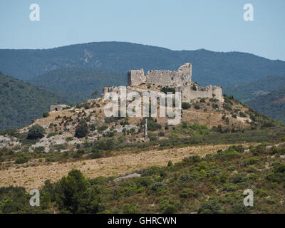 Les ruines de château d'Aguilar, un château Cathare du 12ème siècle, près de Tuchan en Languedoc Roussillon, dans le sud de la France Banque D'Images