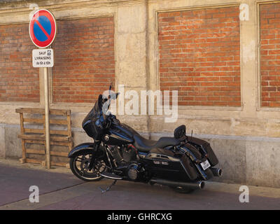 Tous les noirs en moto Harley custom style bagger, photographié à Narbonne, France Banque D'Images