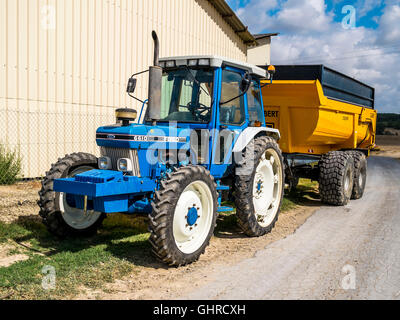 Ford 6610 tracteur agricole et remorque à grain - France. Banque D'Images