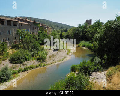 Le l'Orbieu river à Lagrasse, Aude, Languedoc Roussillon, France Banque D'Images