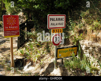 Des affiches à l'entrée du village de Palairac, Aude, France. Notez le nom du village est écrit en deux langues. Banque D'Images