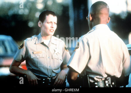 Auf ehre und gewissen - Die jüdische Polizeibeamtin Deborah (Lori Petty) und ihr schwarzer Kollege J.J. (MICHAEL BOATMAN) werden von ihren Kollegen dans übelster Weise diskriminiert. Und auch sonst ist dem Polizeirevier einiges faul dans à Los Angeles : einige der Kollegen sind in krumme Geschäfte verwickelt... Regie : Charles Burnett aka. Le bouclier en verre Banque D'Images