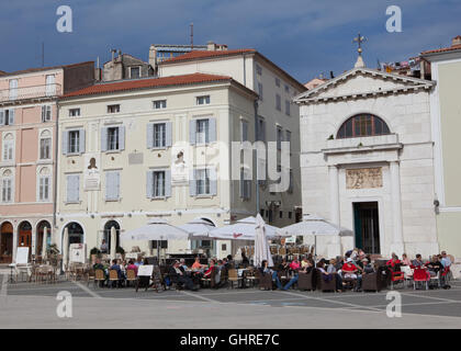 Dans les cafés de la rue,la place Tartini Piran, Slovénie. Banque D'Images