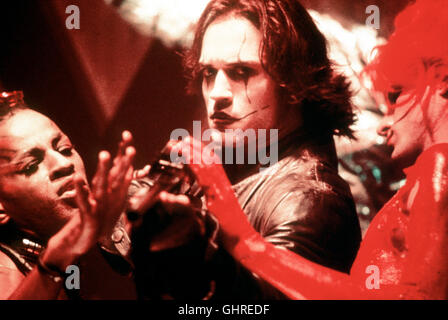 Le corbeau - DIE RACHE DER KRÄHE - Der Mechaniker Ashe (VINCENT PeREZ) wird im postapokalyptischen Los Angeles zufällig Zeuge eines Mordes. Daraufhin er wird von den grausamen Drogenbarons Killern des Juda umgebracht. Die Krähe bringt die Seele unruhige Cendres Welt der Lebenden zurück, damit die Schuldigen bestraft werden. Regie : Tim Pope aka. The Crow - La Cité des Anges Banque D'Images