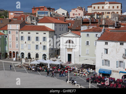 Dans les cafés de la rue,la place Tartini Piran, Slovénie. Banque D'Images