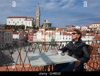 Woman in cafe au-dessus de la place Tartini, Piran, Slovénie. Banque D'Images