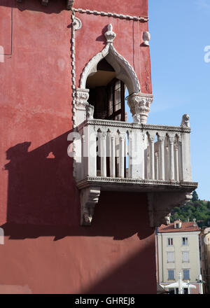Vieux bâtiment méditerranéen avec balcon dans la région de Piran, Istrie, Slovénie Banque D'Images
