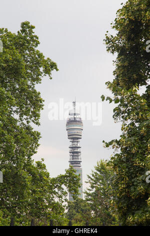 BT Tower dans le centre de Londres vu de loin par l'intermédiaire d'arbres Banque D'Images