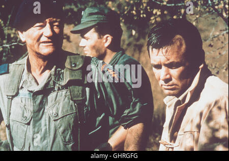 Les bérets verts USA 1967 - John Wayne le colonel Kirby (JOHN WAYNE) wird beauftragt mit einer Spezialeinheit der, Bérets verts mitten im Gebiet der ein Vietcong Militärlager aufzubauen. Begleitet wird die Truppe von dem kritischen Journalisten Beckworth (DAVID JANSSEN). Regie : John Wayne aka. Les bérets verts Banque D'Images