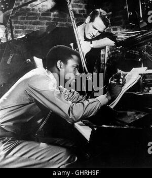 Paris Blues B1 040 die beiden amerikanischen Jazzmusiker Ram Bowen Eddie und treten Cook mit ihrer dans allabendlich bande populären dem Pariser "Rive Gauche Club' auf. Ram ist mit der Besitzerin Marie, des clubs, liiert, doch die Musik steht in seinem Leben un erster Stelle, vor allem die Arbeit un senneur Konzertkomposition "Paris Blues'. Foto : voir mit Ram Bowen (Paul Newman, hinten) und Eddie Cook (Sidney Poitier). Regie : Martin Ritt Banque D'Images