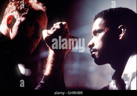 Ricochet - Der Aufprall - durch die spektakuläre Verhaftung psycho-patischen des gangsters Blake bekommt der junge Cop Nick unerwartete Styles Publicité. Während zu lebenslanger Haft verurteilt Blake wird eine Ghotique gelingt, kometenhafte Karriere. Doch nach sieben Jahren die Flucht und Blake Gelingt es kommt zu einem tödlichen Showdown... Bild : Earl Talbot Blake (JOHN LITHGOW), Nick Styles (Denzel Washington) Régie : Russell Mulcahy aka. Ricochet Banque D'Images