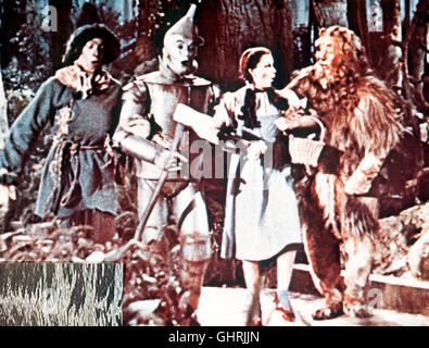 Zauberhafte das Land / der Zauberer von Oz The Wizard of Oz USA 1939 - Victor Fleming Die kleine Dorothy gerät im Traum in das Land farbenprächtige Oz. Foto vlnr. : Hunk (Ray Bolger), Hickory (JACK HALEY), Dorothy (Judy Garland), Zeke (Bert Lahr). Regie : Victor Fleming aka. Le Magicien d'Oz Banque D'Images