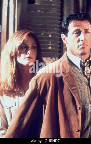ASSASSINS - DIE KILLER Profikiller Robert Rath (Sylvester Stallone) beschließt, noch einen letzten Auftrag anzunehmen und sich dann zur Ruhe zu setzen. Er soll die Computerhackerin Electra (Julianne Moore) töten. Als er aber merkt, dass sein Konkurrent Bain es auf les Electra abgesehen hat, beschließt Rath kurzerhand, die Seiten zu wechseln und vor Bain zu schützen Electra. Regie : Richard Donner aka. Assassins Banque D'Images