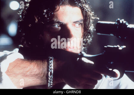 Tueur à gages - DIE Der Meister der anerkannte allseits Profikiller Robert Rath merkt, dass er langsam zu alt wird für seinen Job : während eines Auftrages hat ihm der junge Heißsporn Miguel Bain (Antonio Banderas,r.) die Arbeit abgenommen, indem er Raths Zielperson. erledigte vor ihm Rath beschließt, noch einen Auftrag anzunehmen und sich dann zur Ruhe zu setzen. Regie : Richard Donner aka. Assassins Banque D'Images