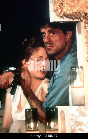 ASSASSINS - DIE KILLER Profikiller Robert Rath (Sylvester Stallone) beschließt, noch einen letzten Auftrag anzunehmen und sich dann zur Ruhe zu setzen. Er soll die Computerhackerin Electra (Julianne Moore) töten. Als er aber merkt, dass sein Konkurrent Bain es auf les Electra abgesehen hat, beschließt Rath kurzerhand, die Seiten zu wechseln und vor Bain zu schützen Electra. Regie : Richard Donner aka. Assassins Banque D'Images