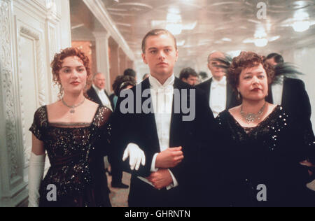 KATE WINSLET (TITANIC Rose Dewitt Bukater), Leonardo Di Caprio (Jack Dawson), Kathy Bates (Molly Brown) Régie : JAMES CAMERON aka. Titanic Banque D'Images