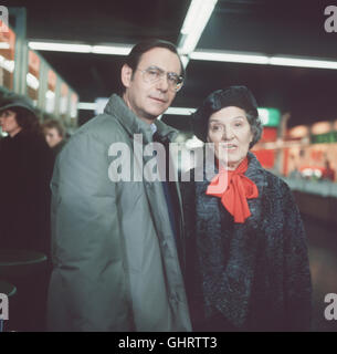 SOKO 5113 Folge : Das Versprechen Horst Schickl (WILFRIED KLAUS) macht mit senneur Tante (LIA WÖHR) seltsame bei der Beobachtungen. Flughafen-Ankunft alias. Das Versprechen Banque D'Images