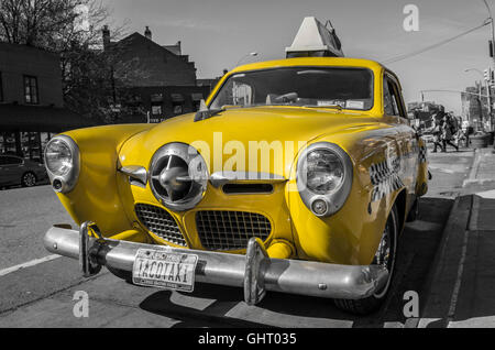 1950 Studebaker Vintage yellow taxi cab le Cab dans la publicité Caliente Greenwich Village, New York. Couleur sélective. Banque D'Images