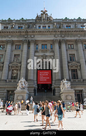 Vue de notre hôtel US Customs House, qui est maintenant le Musée de l'Indien américain avec des gens qui marchent à l'avant. New York. Banque D'Images