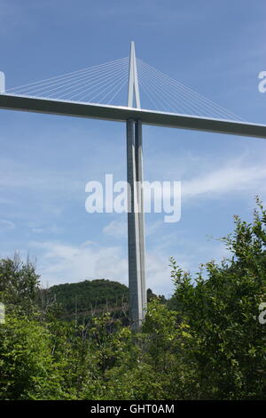 L'une des piles du Viaduc de Millau vu de la route entre Millau et Peyre, dans la vallée du Tarn Banque D'Images