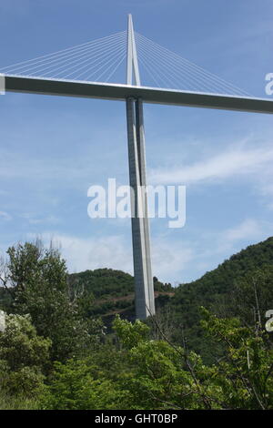 L'une des piles du Viaduc de Millau vu de la route entre Millau et Peyre, dans la vallée du Tarn Banque D'Images