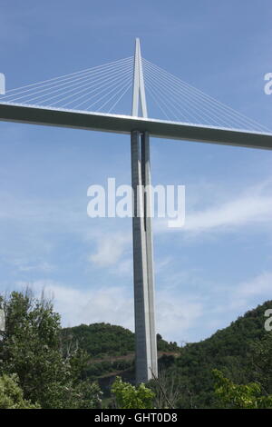 L'une des piles du Viaduc de Millau vu de la route entre Millau et Peyre, dans la vallée du Tarn Banque D'Images