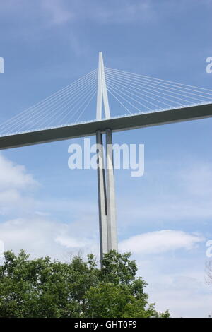 L'une des piles du Viaduc de Millau vu de la route entre Millau et Peyre, dans la vallée du Tarn Banque D'Images