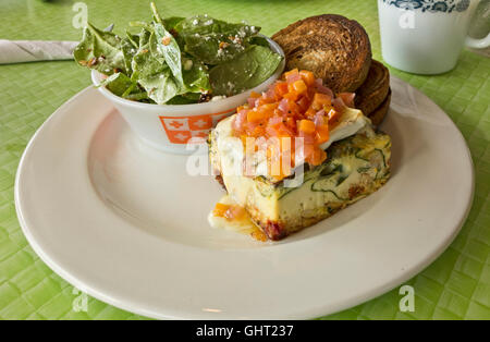 De délicieux fruits de mer de la quiche avec salsa aux pêches, salade maison, et de grillé. Brunch à la maison Diner restaurant 29 à St. Catharines Banque D'Images