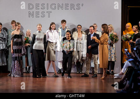 Copenhague, Danemark, 10 août 2016 : Shila Louise Gaonkar (C, avec des fleurs) remporte le prix Nest concepteurs attribué aux jeunes talents au Copenhagen Fashion Week printemps/été 2017. Sous le patronage de Son Altesse Royale la princesse Mary (arrière-plan, R) , le concepteur le nid du prix a été créé pour récompenser particulièrement doués et prometteurs Nordicdesign-étudiants. Le jury est un mélange de personnalités danoises et internationales de l'industrie de la mode. Le gagnant du prix du nid des concepteurs reçoit un prix de 50.000,00 EUR. Credit : OJPHOTOS/Alamy Live News Banque D'Images