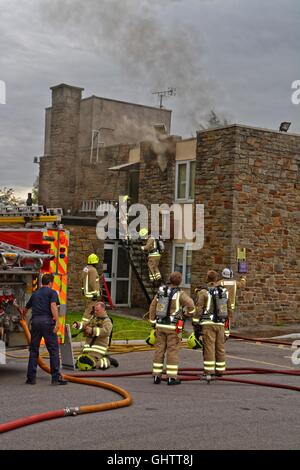 Newport, Royaume-Uni. 10 août, 2016. Incendie à l'hôtel Good Night Inns, Newport - 2.50pm ; Newport, le feu, l'hôtel Good Night Inns ; New Inn, de feu ; le feu ; Crédit : Conrad Hotel Remo/Alamy Live News Banque D'Images