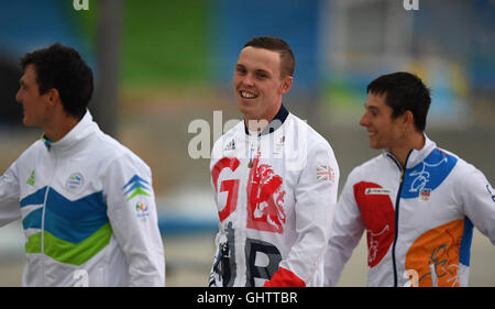 Rio de Janeiro, Brésil. 10 août, 2016. Les médaillés sortent pour leurs médailles. (L à r) Peter Kauzer (SLO), Joseph Clarke (GBR) et Jiri Prskavec (CZE). Mens K1. En slalom. White Water Centre. X-Park. Deodoro. Rio de Janeiro. Le Brésil. 10/08/2016. Credit : Sport en images/Alamy Live News Banque D'Images