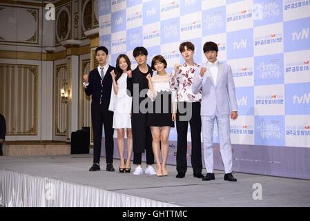 Séoul, Corée. 06Th Aug 2016. Jung Il Woo, Lee Jung Shin, Su-dam Park, Apink Fils Na-eun et Hyun Ahn Jae CNBLUE assister à la conférence de la production de Cendrillon et quatre joueurs à Séoul, Corée, le 10 août, 2016.(La Chine et la Corée, de l'homme) © TopPhoto/Alamy Live News Banque D'Images