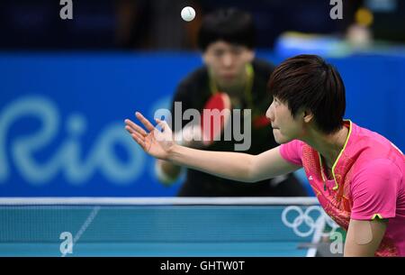 Rio de Janeiro, Brésil. 10 août, 2016. La Chine Ding Ning sert contre sa compatriote Li Xiaoxia pendant féminin médaille d'or de tennis de table à l'Jeux olympiques de Rio 2016 à Rio de Janeiro, Brésil, le 10 août 2016. Ding Ning a remporté la médaille d'or. Credit : Lin Yiguang/Xinhua/Alamy Live News Banque D'Images