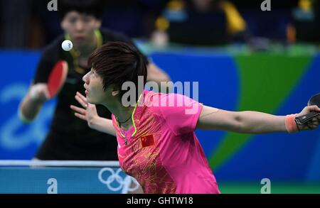 Rio de Janeiro, Brésil. 10 août, 2016. La Chine Ding Ning sert contre sa compatriote Li Xiaoxia pendant féminin médaille d'or de tennis de table à l'Jeux olympiques de Rio 2016 à Rio de Janeiro, Brésil, le 10 août 2016. Ding Ning a remporté la médaille d'or. Credit : Lin Yiguang/Xinhua/Alamy Live News Banque D'Images