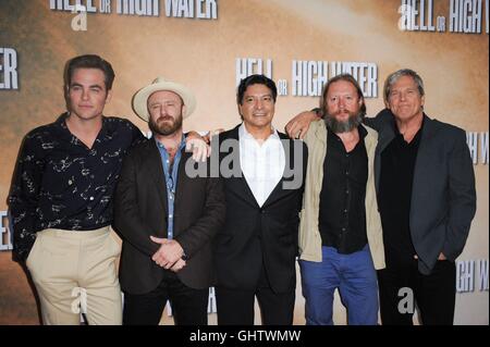 Los Angeles, CA, USA. 10 août, 2016. Chris Pine, Ben Foster, Gil Birmingham, David Mackenzie, Jeff Bridges aux arrivées à l'enfer ou de l'eau élevé, Premiere Arclight Hollywood, Los Angeles, CA 10 août 2016. Credit : Elizabeth Goodenough/Everett Collection/Alamy Live News Banque D'Images