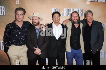 Los Angeles, CA, USA. 10 août, 2016. Chris Pine, Ben Foster, Gil Birmingham, David Mackenzie, Jeff Bridges aux arrivées à l'enfer ou de l'eau élevé, Premiere Arclight Hollywood, Los Angeles, CA 10 août 2016. Credit : Elizabeth Goodenough/Everett Collection/Alamy Live News Banque D'Images