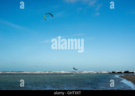 Christchurch, Nouvelle-Zélande. 19 Nov, 2015. Christchurch, Nouvelle-Zélande - 19 novembre 2015 - Kite surfer à la plage de Sumner le 19 novembre 2015 à Christchurch, Nouvelle-Zélande. Dans le monde d'utilisation | © dpa/Alamy Live News Banque D'Images