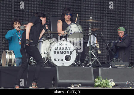 Budapest, Hongrie. 10 août, 2016. Le groupe de rock américain Marky Ramone's Blitzkrieg joue sur la grande scène du Sziget Festival sur l'Île Obuda à Budapest, Hongrie, le 10 août 2016. Les huit jours du festival Sziget, l'un des plus grands festivals culturels et musicaux en Europe, a donné le coup d'ici mercredi. © Attila Volgyi/Xinhua/Alamy Live News Banque D'Images