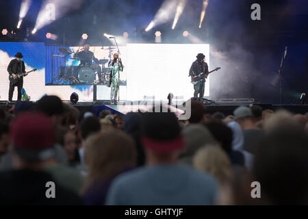 Budapest, Hongrie. 10 août, 2016. Groupe de rock britannique Skunk Anansie joue sur la grande scène du Sziget Festival sur l'Île Obuda à Budapest, Hongrie, le 10 août 2016. Les huit jours du festival Sziget, l'un des plus grands festivals culturels et musicaux en Europe, a donné le coup d'ici mercredi. © Attila Volgyi/Xinhua/Alamy Live News Banque D'Images