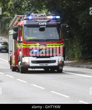 Southampton, Hampshire, Royaume-Uni. 11 août, 2016. Stand Off armé avec l'homme sur le toit, d'une opération d'urgence a été en cours depuis près de 12 heures après qu'un homme a été repéré sur un toit à Southampton. Les services d'urgence ont été sur la scène du jour au lendemain depuis 21h30 hier soir. Des agents de police d'Hampshire Police a été à un bloc d'appartements dans la région de Bursledon Road, Bitterne, depuis la nuit dernière. Un cordon de police a été mis en place dans le bloc d'appartements. Les équipes de pompiers de Hightown Fire Station ont été appelés à fournir leur plate-forme de l'échelle aérienne pour aider la police. Credit : uknip/Alamy Live News Banque D'Images