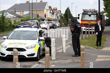 Southampton, Hampshire, Royaume-Uni. 11 août, 2016. Stand Off armé avec l'homme sur le toit, d'une opération d'urgence a été en cours depuis près de 12 heures après qu'un homme a été repéré sur un toit à Southampton. Les services d'urgence ont été sur la scène du jour au lendemain depuis 21h30 hier soir. Des agents de police d'Hampshire Police a été à un bloc d'appartements dans la région de Bursledon Road, Bitterne, depuis la nuit dernière. Un cordon de police a été mis en place dans le bloc d'appartements. Les équipes de pompiers de Hightown Fire Station ont été appelés à fournir leur plate-forme de l'échelle aérienne pour aider la police. Credit : uknip/Alamy Live News Banque D'Images