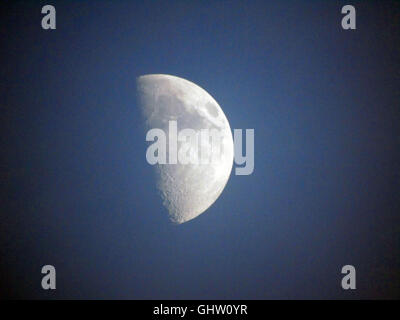 Bintan, Indonésie. Août 11, 2016.  : Une vue de lunaire partielle le 11 août 2016 à Bintan, Îles Riau Province, l'Indonésie. Credit : Yuli Seperi/Alamy Live News Banque D'Images