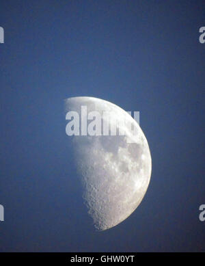 Bintan, Indonésie. Août 11, 2016.  : Une vue de lunaire partielle le 11 août 2016 à Bintan, Îles Riau Province, l'Indonésie. Credit : Yuli Seperi/Alamy Live News Banque D'Images