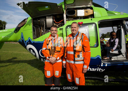 Bristol, Royaume-Uni. Août 11, 2016. Les médecins de soins critiques Phil Dr. Cowburn et Jules par le grand pose Blackland Western Air ambulance au Bristol International Balloon Fiesta Crédit : Keith Larby/Alamy Live News Banque D'Images