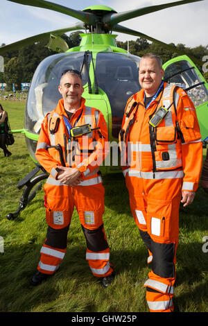 Bristol, Royaume-Uni. Août 11, 2016. Les médecins de soins critiques Phil Dr. Cowburn et Jules par le grand pose Blackland Western Air ambulance au Bristol International Balloon Fiesta Crédit : Keith Larby/Alamy Live News Banque D'Images