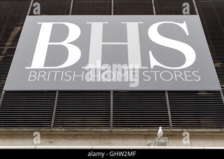 Liverpool. 11Th Aug 2016. Les rechercheurs de chalut à travers les allées de vente avec d'énormes réductions sur l'offre de Store BHS dans le centre-ville de Liverpool. Avec des vêtements suspendus rails défraîchie et l'ancien magasin de vêtements en désordre, les réductions ont peu fait pour attirer les acheteurs. Credit : Cernan Elias/Alamy Live News Banque D'Images