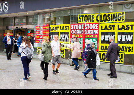 Liverpool. 11Th Aug 2016. Les rechercheurs de chalut à travers les allées de vente avec d'énormes réductions sur l'offre de Store BHS dans le centre-ville de Liverpool. Avec des vêtements suspendus rails défraîchie et l'ancien magasin de vêtements en désordre, les réductions ont peu fait pour attirer les acheteurs. Credit : Cernan Elias/Alamy Live News Banque D'Images