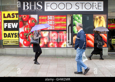 Liverpool. 11Th Aug 2016. Les rechercheurs de chalut à travers les allées de vente avec d'énormes réductions sur l'offre de Store BHS dans le centre-ville de Liverpool. Avec des vêtements suspendus rails défraîchie et l'ancien magasin de vêtements en désordre, les réductions ont peu fait pour attirer les acheteurs. Credit : Cernan Elias/Alamy Live News Banque D'Images